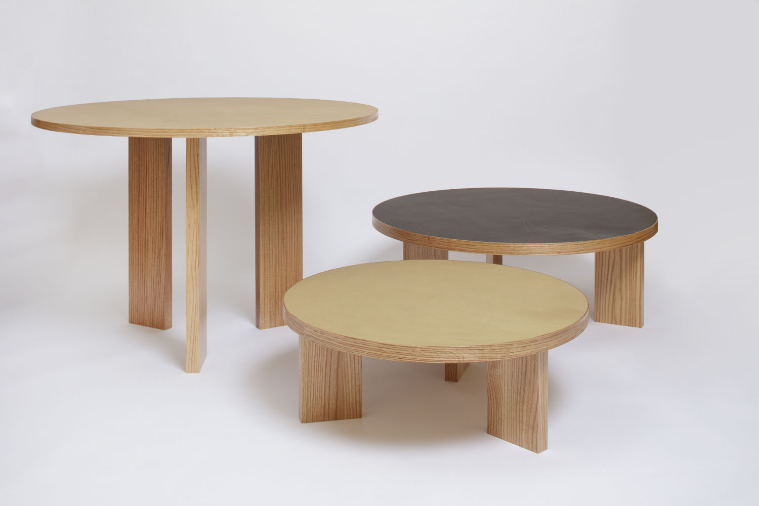 Drei Tische unterschiedlicher Höhe mit drei Holzbeinen und Ledertischplatte