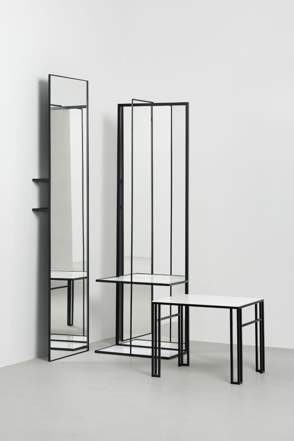 Wandspiegel mit Stahlrahmen Spiegelgarderobe mit Stahlrahmen und Beistelltisch aus Stahl und weißem Glas